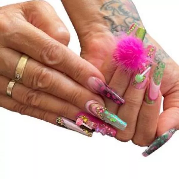 Lolli Mix Fingernagel Overlay 50 Stück an der Hand
